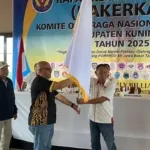 Ketua Fobi Kuningan Saat Menerima Bendera Pataka