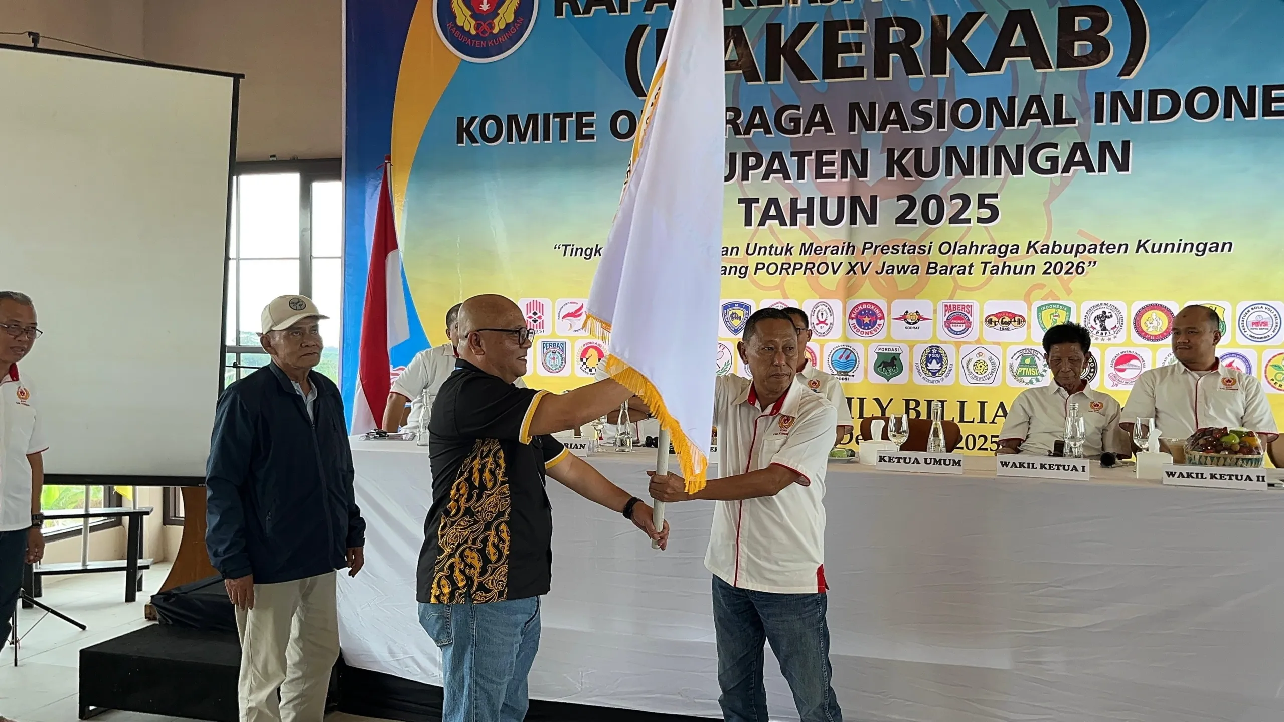 Ketua Fobi Kuningan Saat Menerima Bendera Pataka