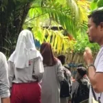 Pemandu Wisata Saat Memberikan Arahan