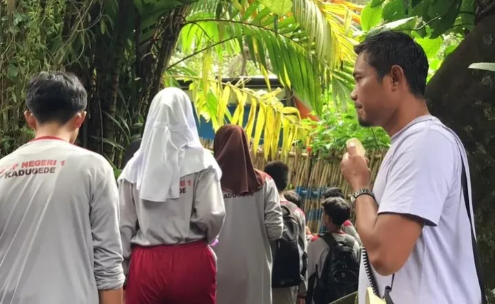 Pemandu Wisata Saat Memberikan Arahan