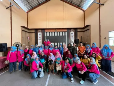 Pembagian Sembako Di Desa Kalimati Dan Cikeleng