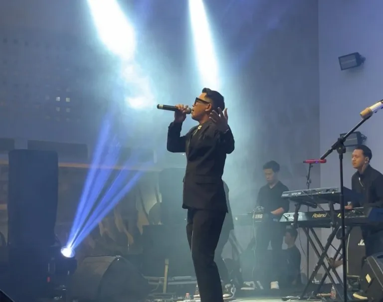 Sang Vokalis Blue Monday Memukau Para Penonton