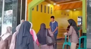 Siswa Siswi Slb Saat Menyambut Wisatawan