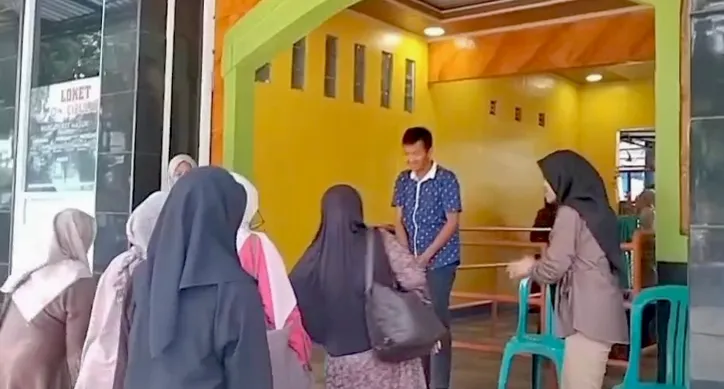 Siswa Siswi Slb Saat Menyambut Wisatawan