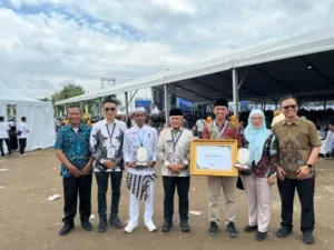 Foto Bersama Usai Menerima Penghargaan
