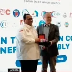 Agn Saat Menerima Penghargaan