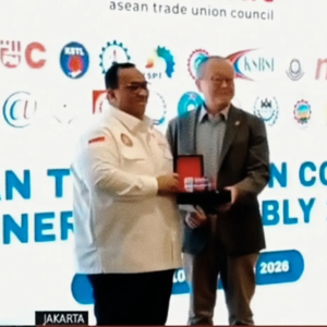 Agn Saat Menerima Penghargaan