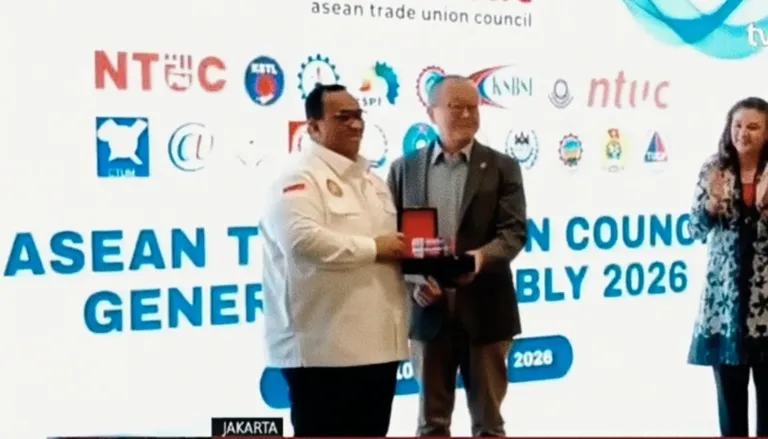 Agn Saat Menerima Penghargaan