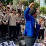 Aksi Mahasiswa Di Depan Pendopo