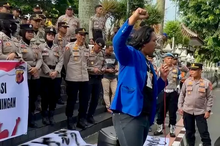 Aksi Mahasiswa Di Depan Pendopo