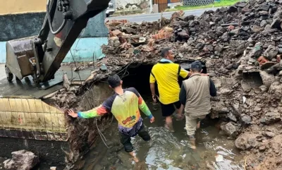 Kabid Perikanan Saat Mengecek Saluran Air