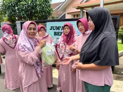 Keluarga Dasawisma Saat Menyerahkan Sayuran