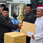 Ketua Dmi Kab.kuningan Saat Menyerahkan Hadiah