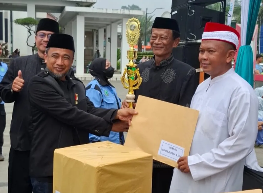 Ketua Dmi Kab.kuningan Saat Menyerahkan Hadiah