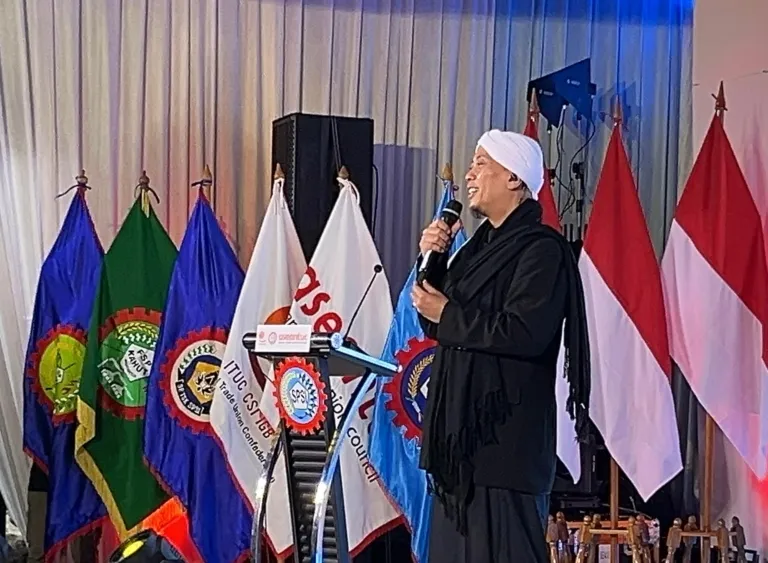 Saat Membawakan Lagu Tombo Ati Bersama Opik