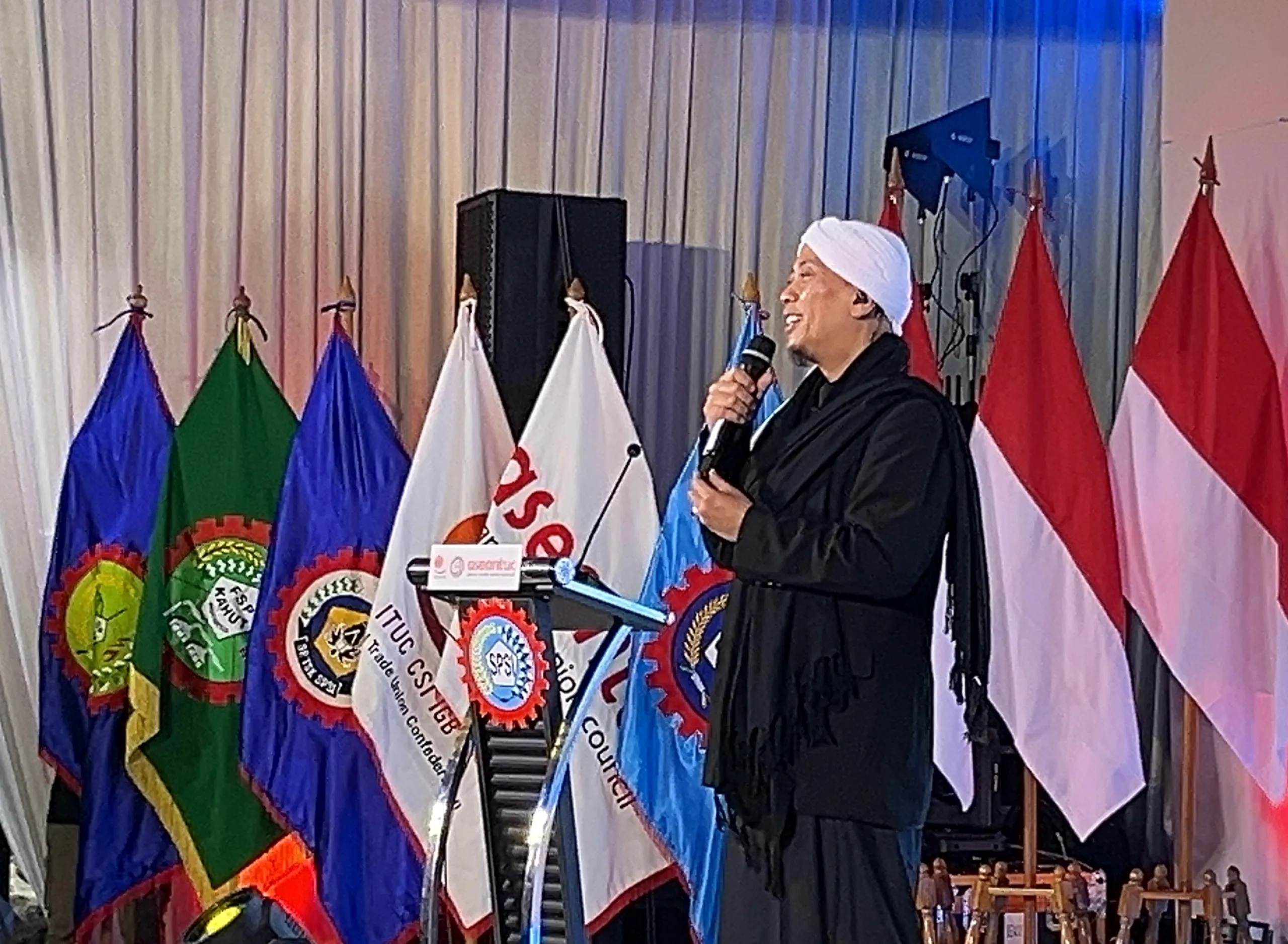 Saat Membawakan Lagu Tombo Ati Bersama Opik