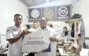 Andi Gani Saat Berikan Bantuan Ex Phk