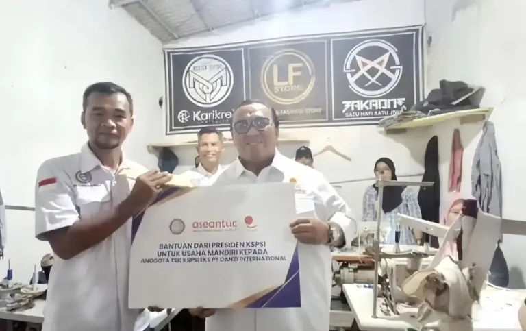 Andi Gani Saat Berikan Bantuan Ex Phk