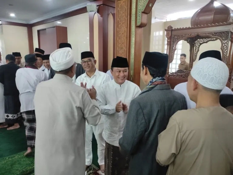 Bupati Dmelaksanakan Solat Id Di Mesjid Syarul