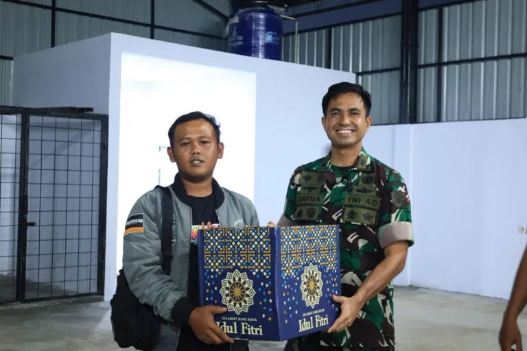 Dandim 0615 Kuningan Saat Memberikan Bantuan