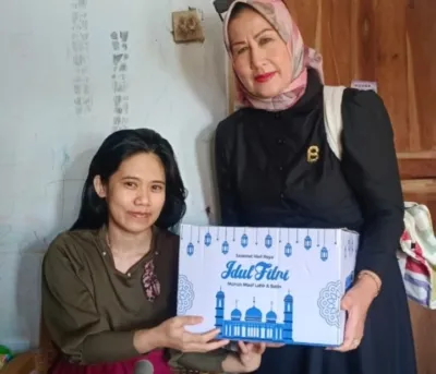 Gow Saat Memberikan Bingkisan