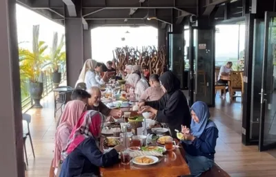 Hangatnya Makan Bersama Bareng Keluarga