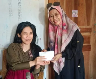 Ibu Ade Joko Saat Memberikan Bantuan