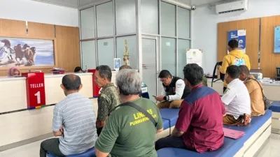Anggota Linmasemuggu pencairan di bank kuningan
