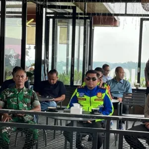 Kapolres Kuningan Saat Melakukan Zoom Meeting