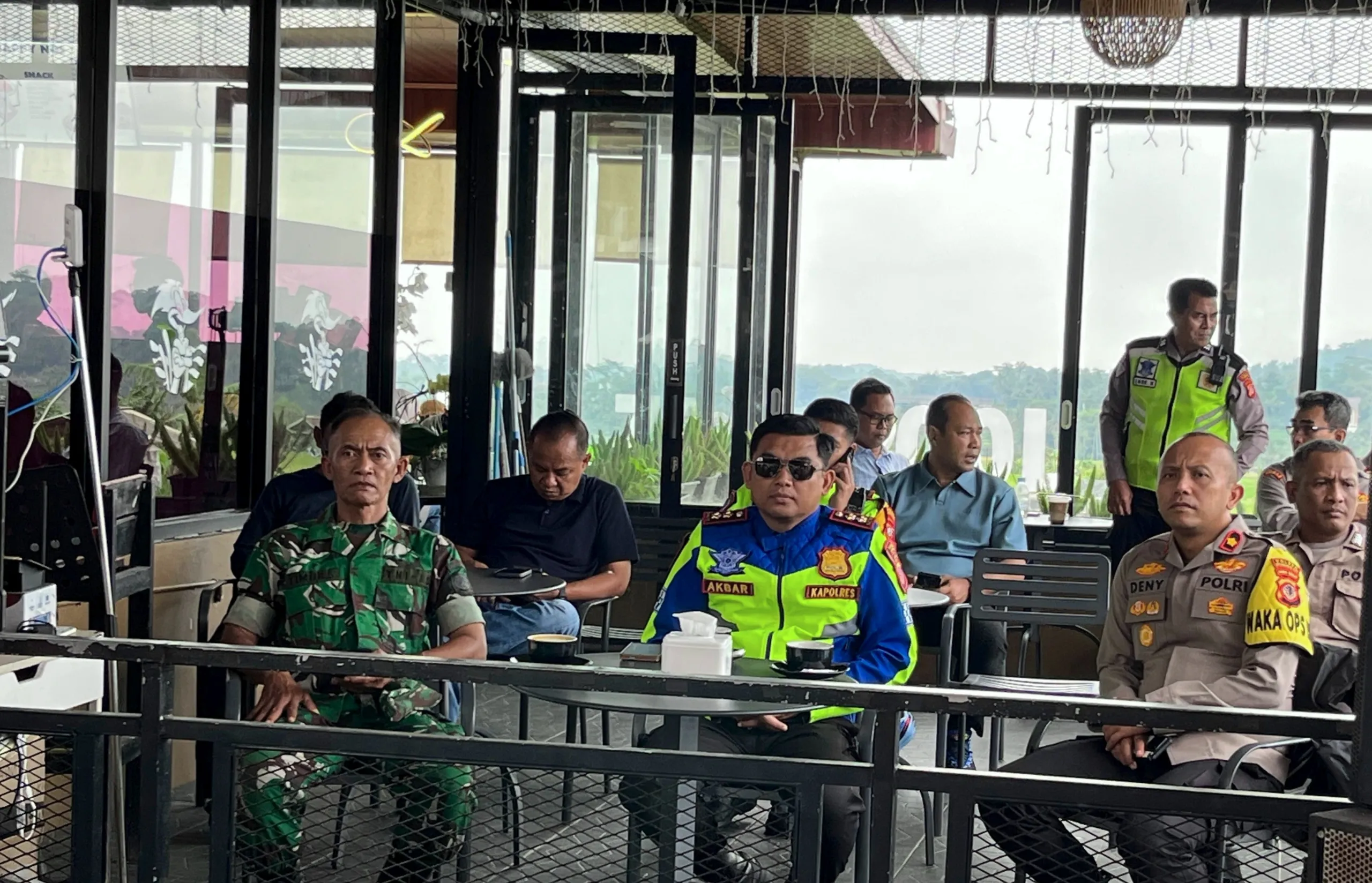 Kapolres Kuningan Saat Melakukan Zoom Meeting