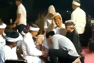 Kdm Dan Hra Memberikan Bantuan Kepada Ibu Casti