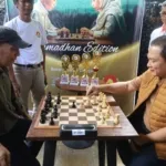 Ketua Forwades Saat Main Catur Sama Bupati Kuninga