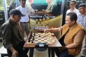 Ketua Forwades Saat Main Catur Sama Bupati Kuninga