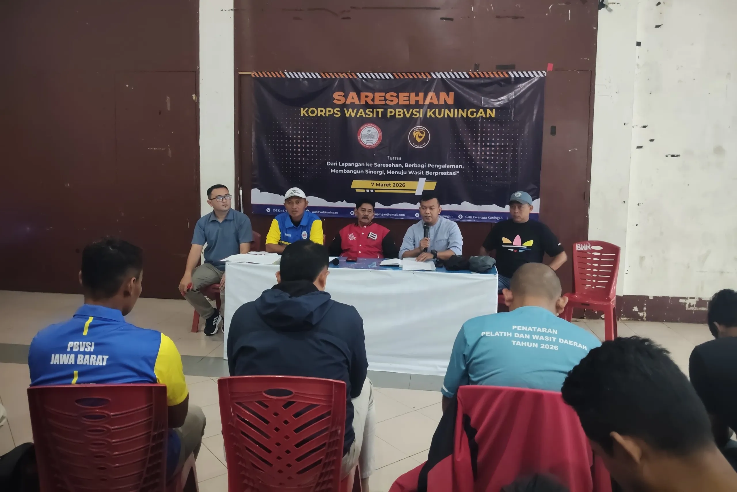 Ketua Pbvsi Nuzul Rachdy Saat Rapat