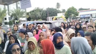 Masyrakat Saat Antri Belanja Beras