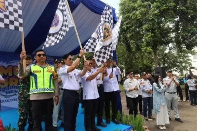 Pengibaran Bendera Saat Melepas Balik Mudik