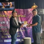 Penyerahan Cindera Mata Dan Bantuan Tunai