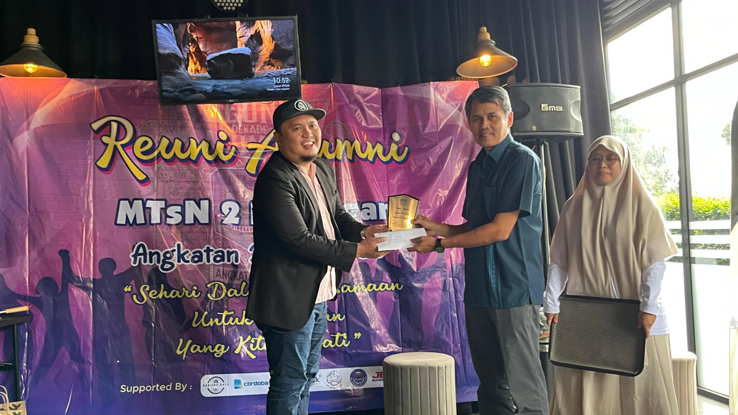 Penyerahan Cindera Mata Dan Bantuan Tunai