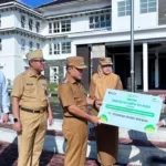 Penyerahan Gerobak Sampah Dari Pegadaian Ke Bupati