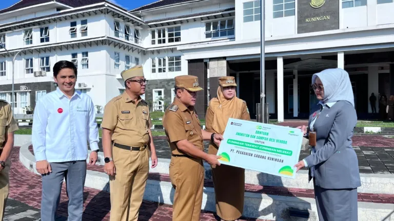 Penyerahan Gerobak Sampah Dari Pegadaian Ke Bupati