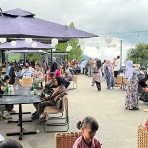 Wisatawan Saat Menikmati View Alam Ciremai
