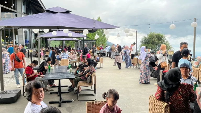 Wisatawan Saat Menikmati View Alam Ciremai