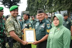 Dandim 0615 Kuningan Saat Memberikan Penghargaaan