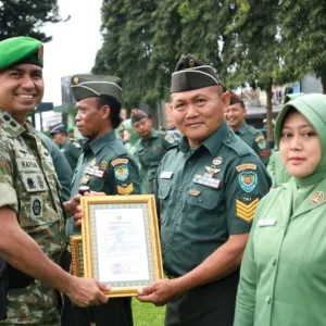 Dandim 0615 Kuningan Saat Memberikan Penghargaaan