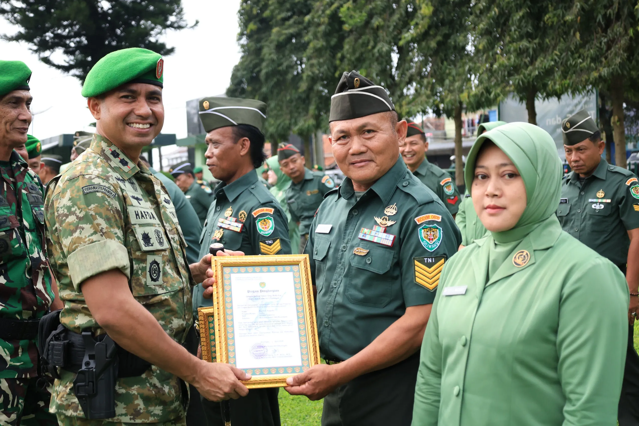 Dandim 0615 Kuningan Saat Memberikan Penghargaaan