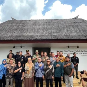 Usai Meninjau Musium Foto Bersama Bareng Menbud