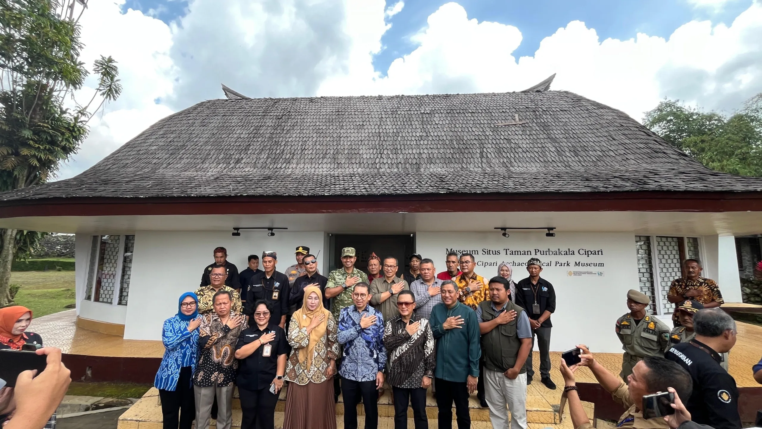 Usai Meninjau Musium Foto Bersama Bareng Menbud