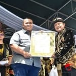 Jejak Pengabdian Diabadikan, Andi Gani Nena Wea Dianugerahi Tokoh Pinunjul