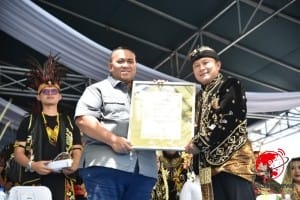 Jejak Pengabdian Diabadikan, Andi Gani Nena Wea Dianugerahi Tokoh Pinunjul