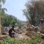 Bareng Warga, Lurah Cigugur Gerakkan Jumat Bersih di Makam